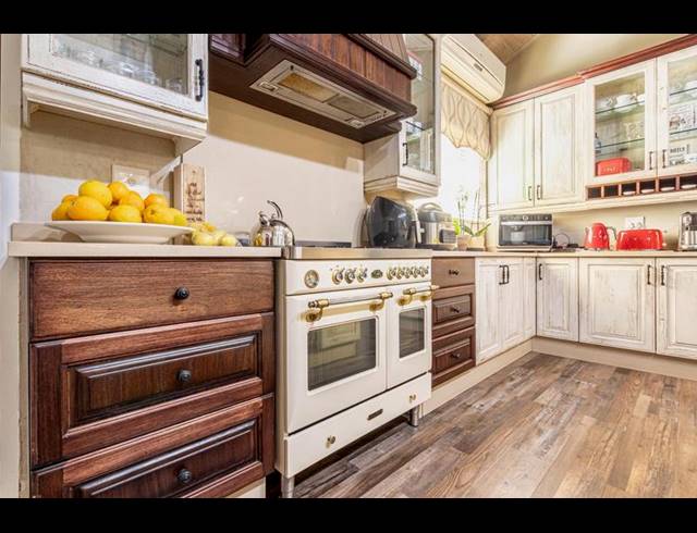 5 BEDROOM HOUSE FOR SALE IN FEATHERBROOKE